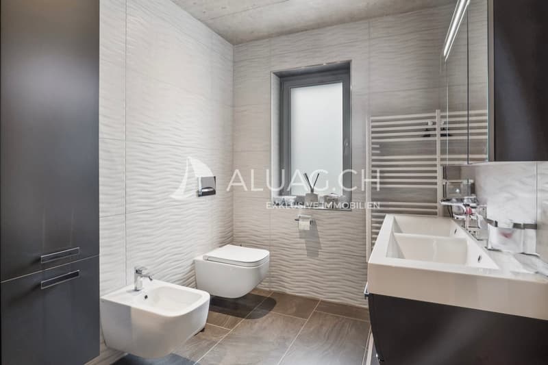 Weiteres Badezimmer mit Doppelwaschbecken