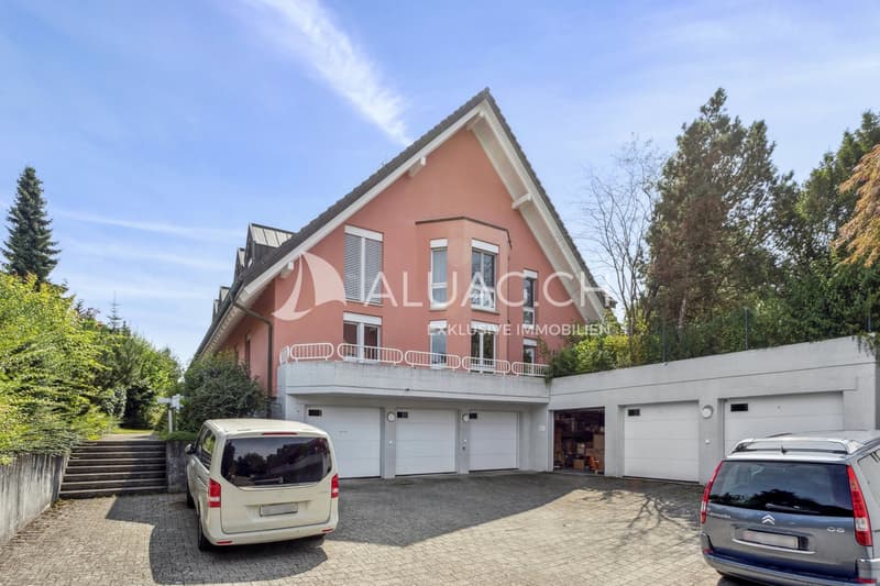 Die Wohnung verfügt über zwei Garagenplätze mit direktem Zugang zum Treppenhaus