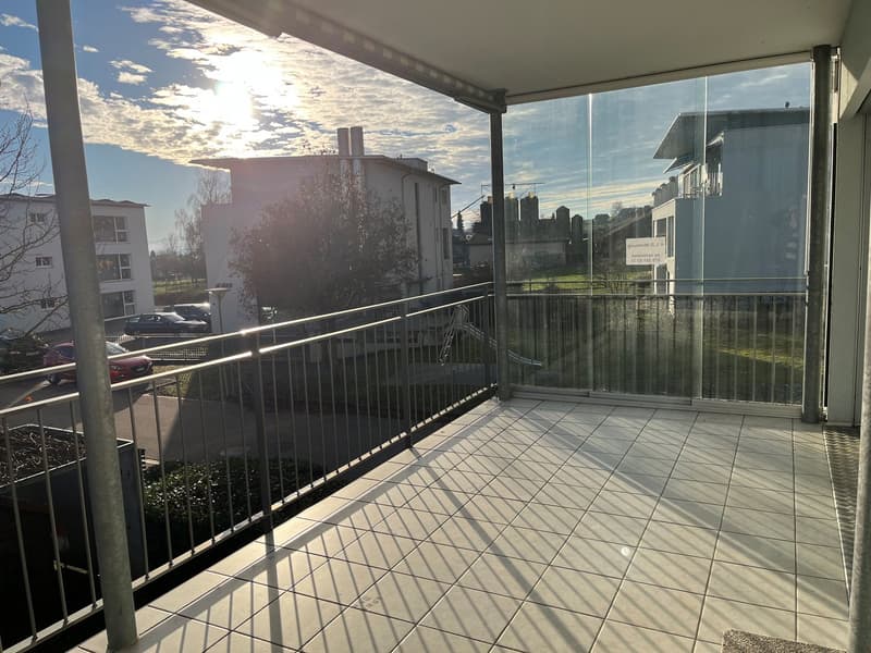 grosser Balkon - links und rechts verglast - Horizontal und Vertikalstoren