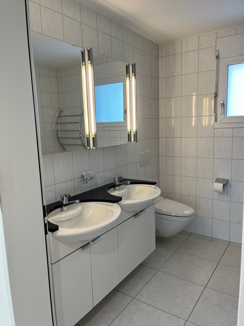 Bad - mit Doppellavabo, Dusch-WC und grosser Duschkabine