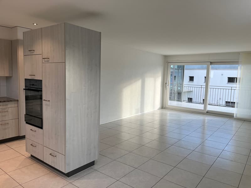Sicht aus Küche in Wohnraum