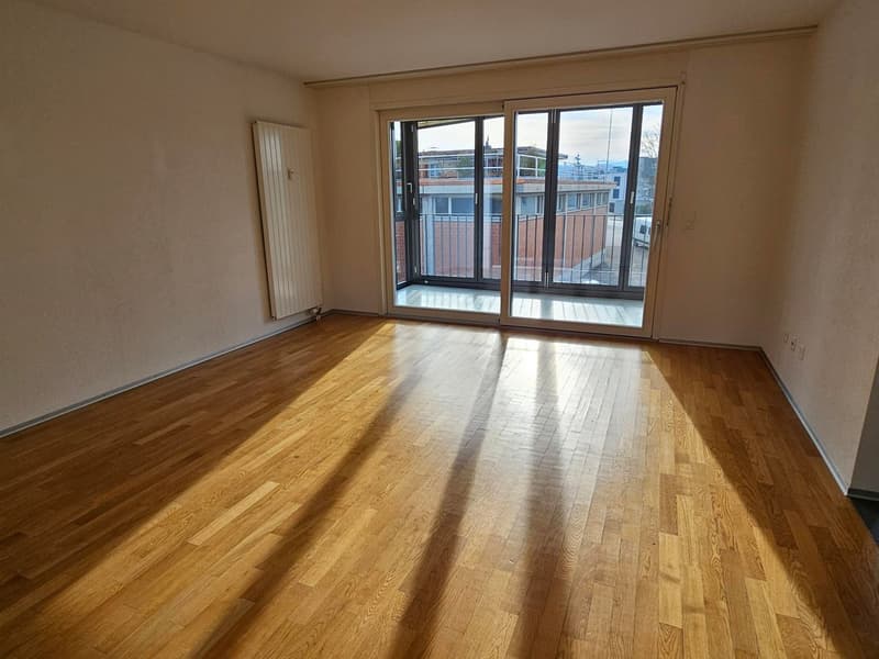 Wohnzimmer mit Parkettboden