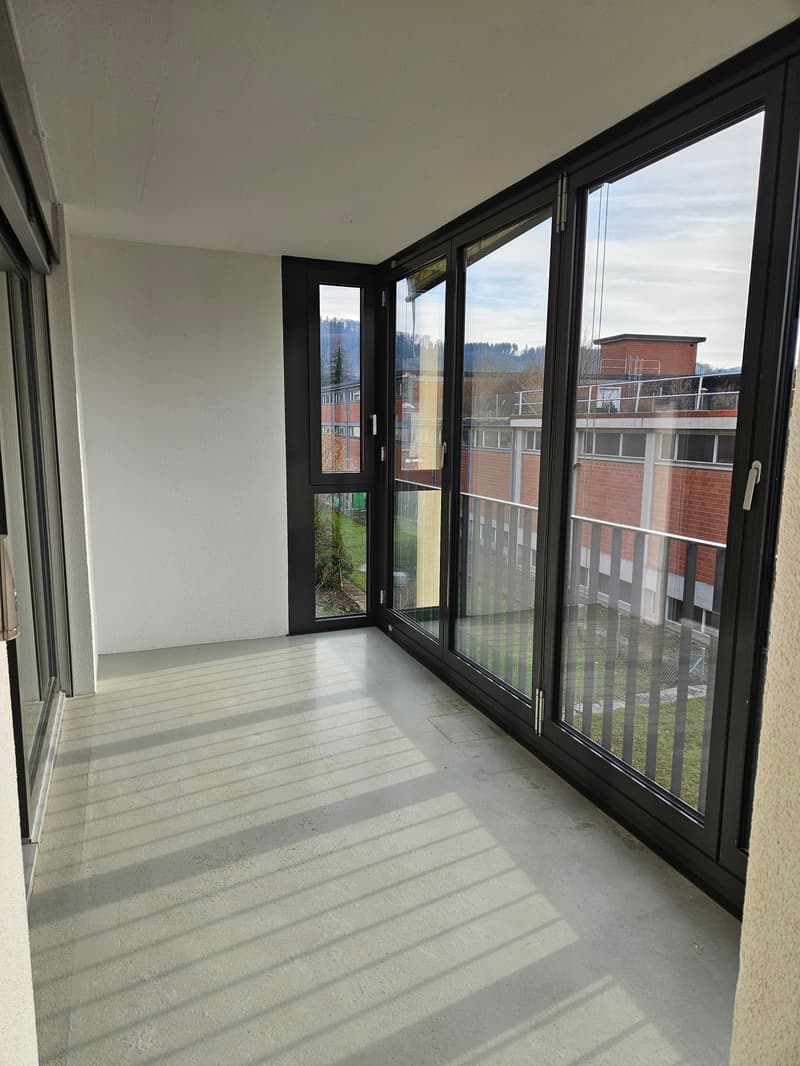 Verglaster Balkon mit Falttüren zum Öffnen