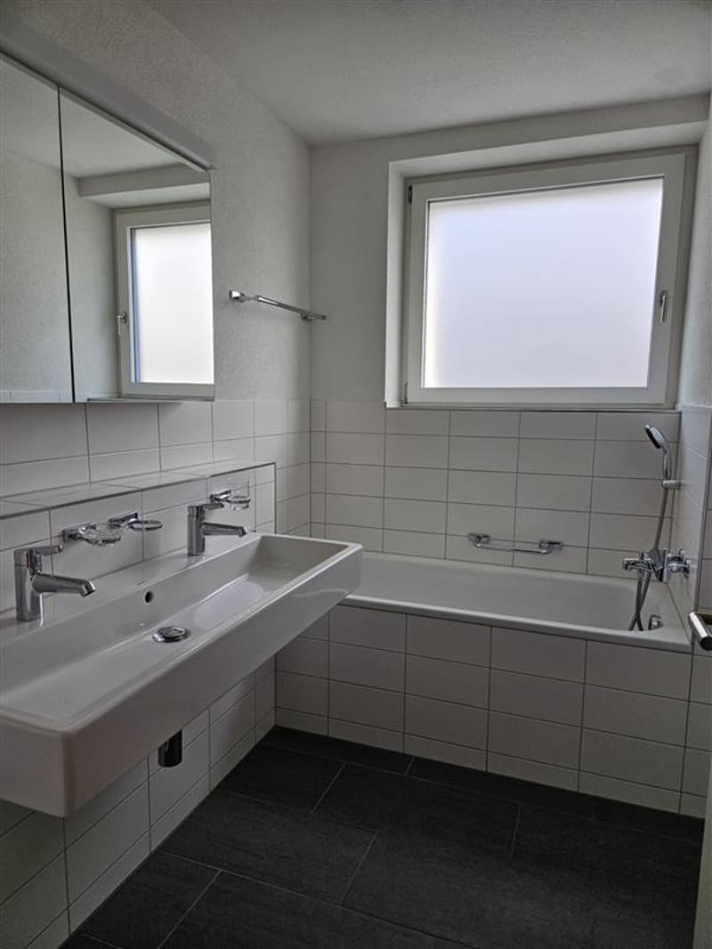 Grosszügiges Bad mit Badewanne, Dusche, Doppellavabo und WC