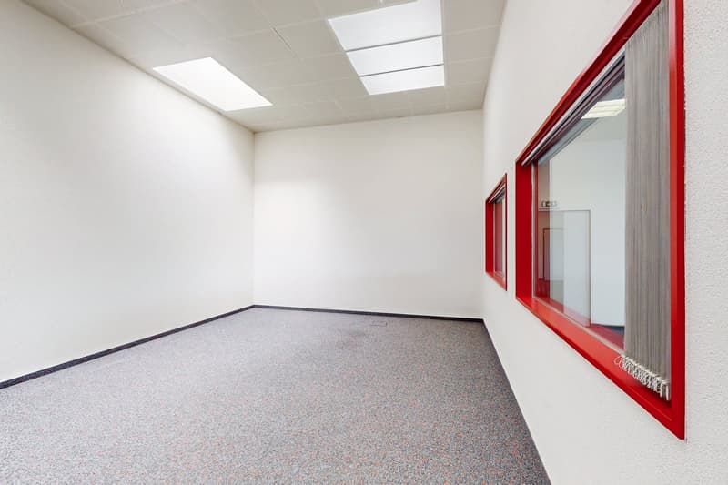 À deux pas de l'autoroute – 414 m² d'espace de bureau (10)