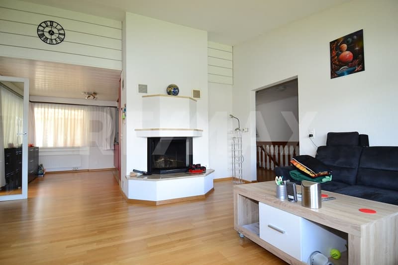 Panoramic views, living comfort, and generous parking - a home to arrive at. (4)