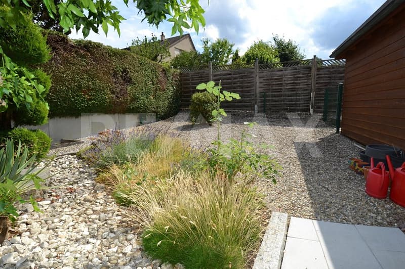 Panoramic views, living comfort, and generous parking - a home to arrive at. (12)