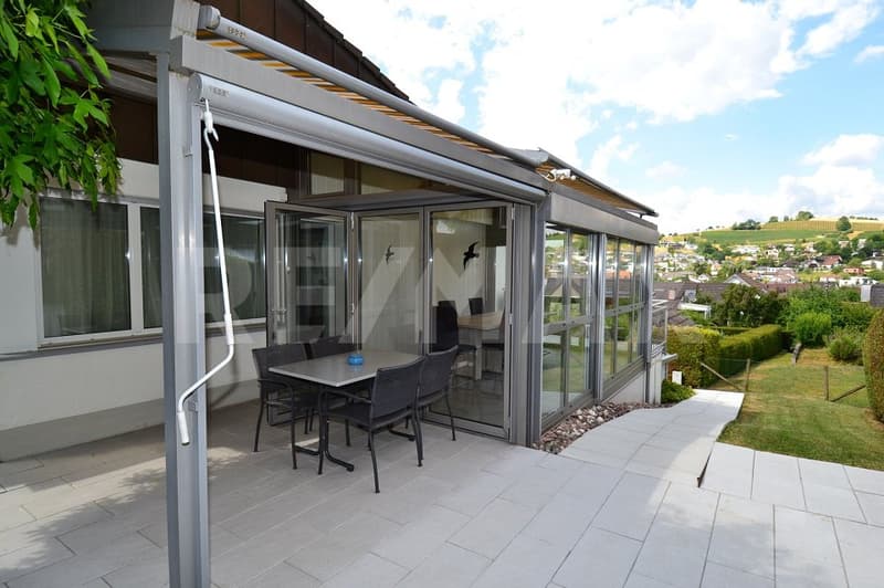 Panoramic views, living comfort, and generous parking - a home to arrive at. (9)
