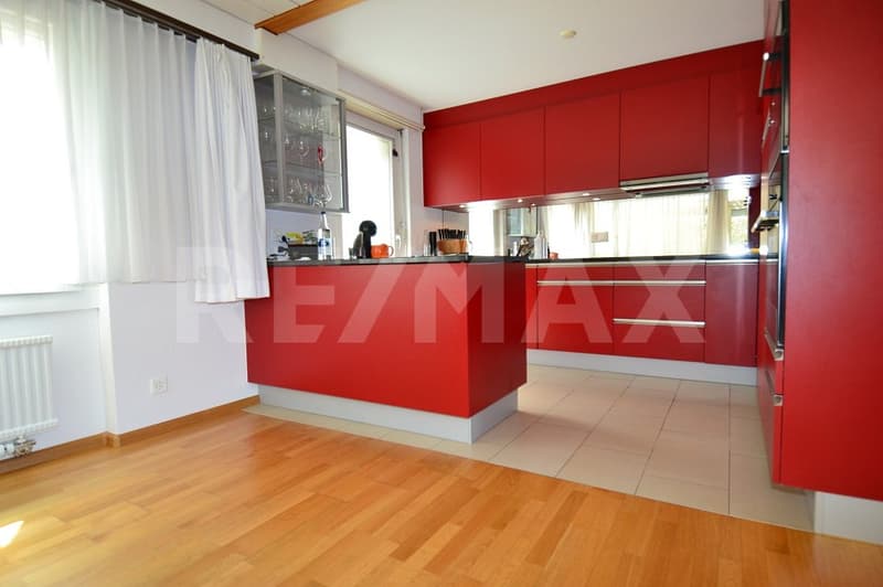 Panoramic views, living comfort, and generous parking - a home to arrive at. (2)