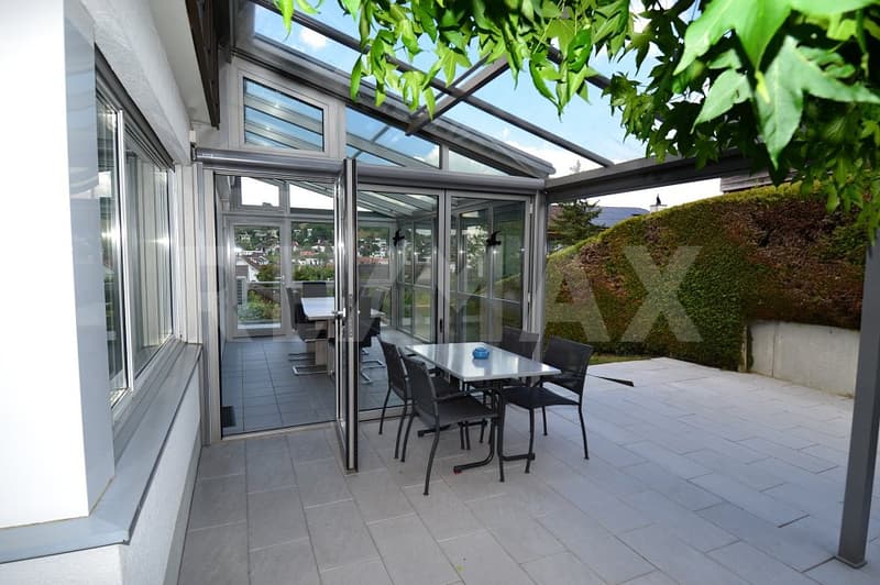 Panoramic views, living comfort, and generous parking - a home to arrive at. (10)