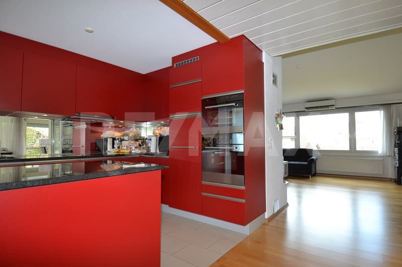 Panoramic views, living comfort, and generous parking - a home to arrive at. (3)