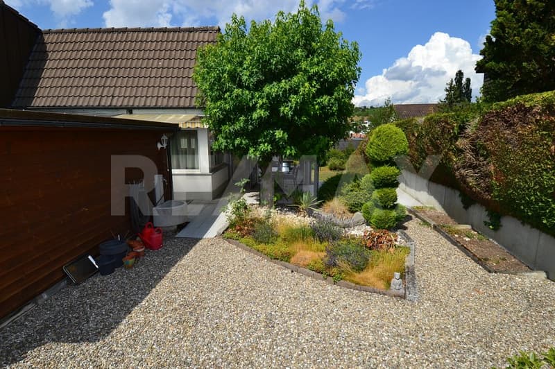 Panoramic views, living comfort, and generous parking - a home to arrive at. (11)