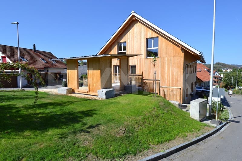 Familienhaus mit Einliegerwohnung - Perfekt als Generationenhaus oder zur Miete (1)