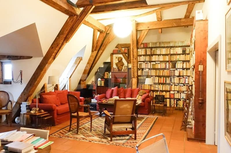 Historische Dachwohnung an bester Lage attraktive Investitionsmöglichkeit (4)