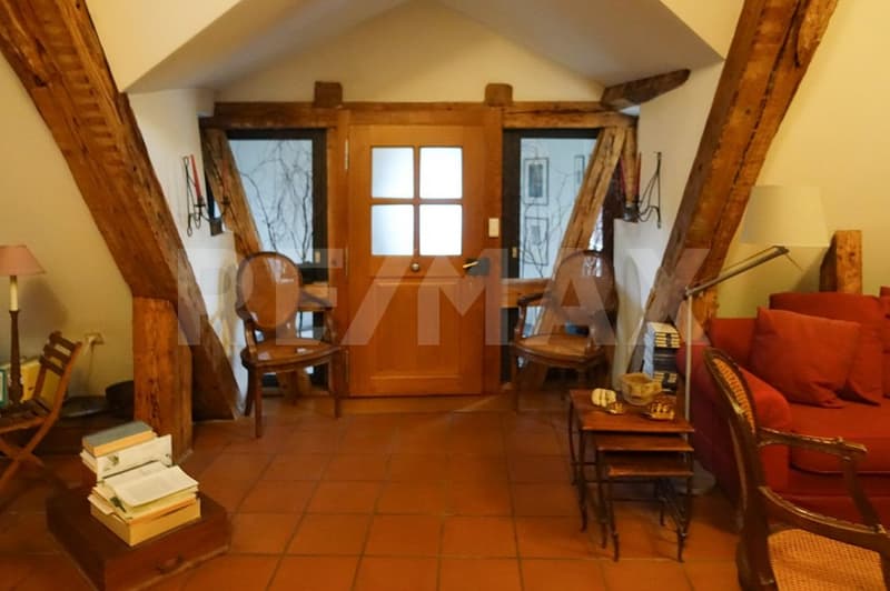 Historische Dachwohnung an bester Lage attraktive Investitionsmöglichkeit (3)