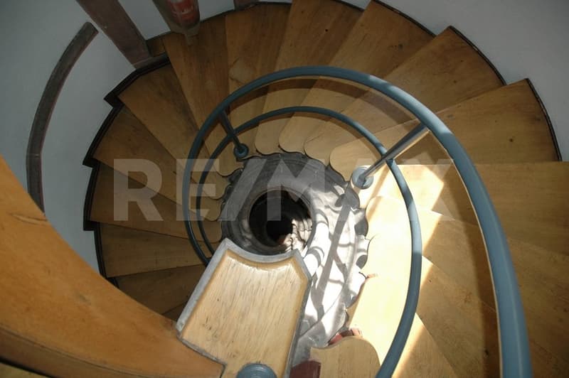 Historische Dachwohnung an bester Lage attraktive Investitionsmöglichkeit (2)