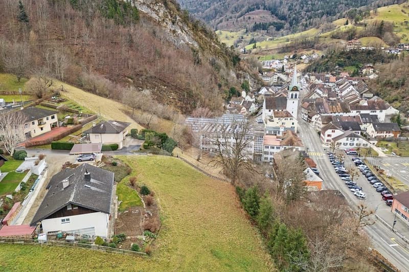 Terrain à bâtir en pente dans un quartier résidentiel attractif (4)