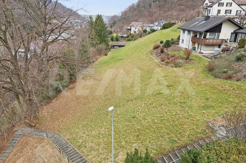 Terrain à bâtir en pente dans un quartier résidentiel attractif (2)