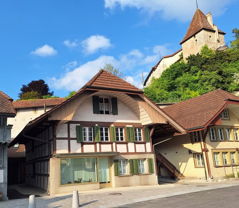 Appartamento di 3 camere rinnovato di recente in una casa storica Riegelhaus - Laupen BE (1)
