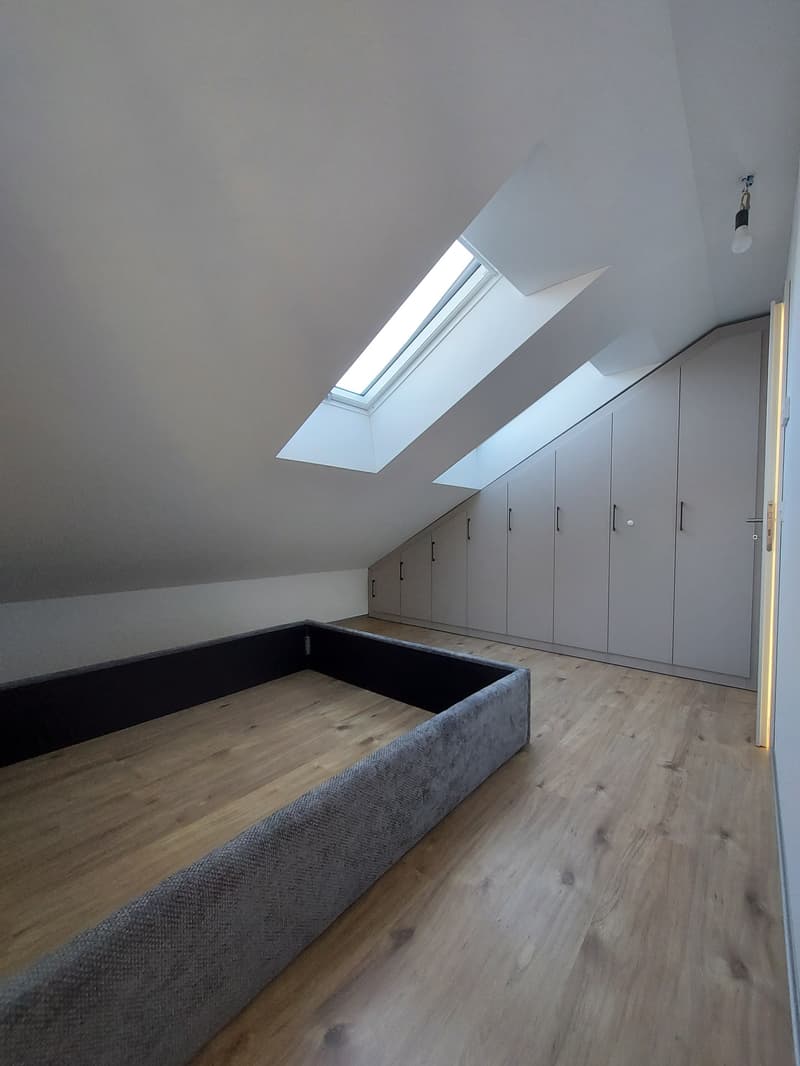 Exklusive teilmöblierte 2.5-Zimmer-Dachwohnung mit hohem Ausbaustandard in Kerzers (5)