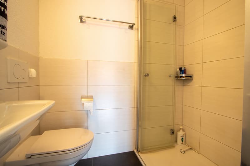 Badezimmer mit Dusche