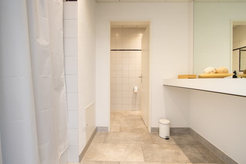 B40 Bad mit Dusche und WC