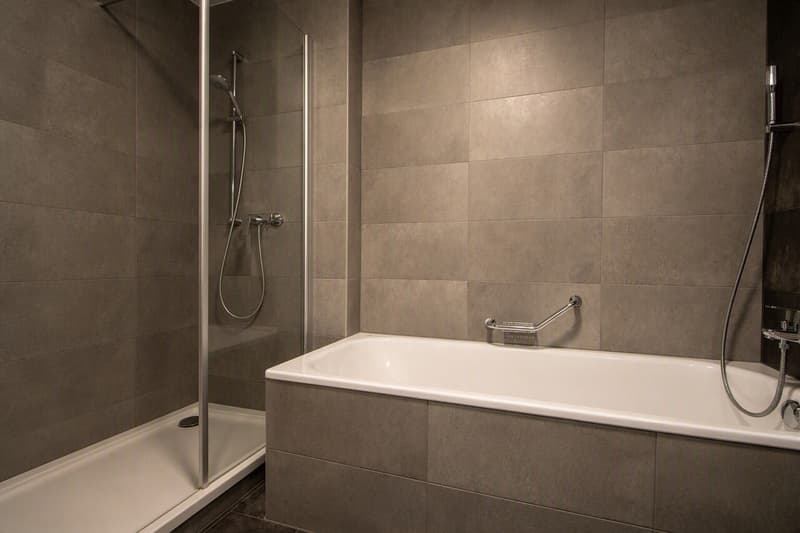 Badewanne und Dusche