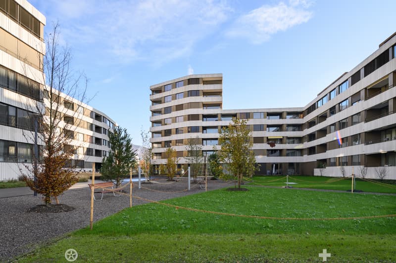 04024_AUSSENANSICHT_MIT_INNENHOF.jpg