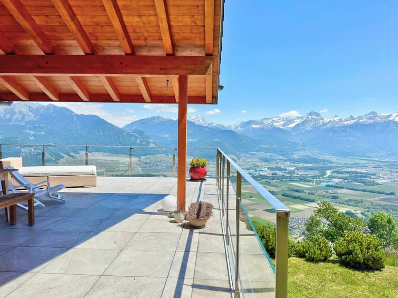 A balcony overlooking the plain (1)
