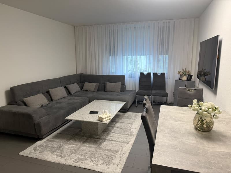 Charmante 2.5-Zimmer-Wohnung an der Rathausgasse in Glarus (2)