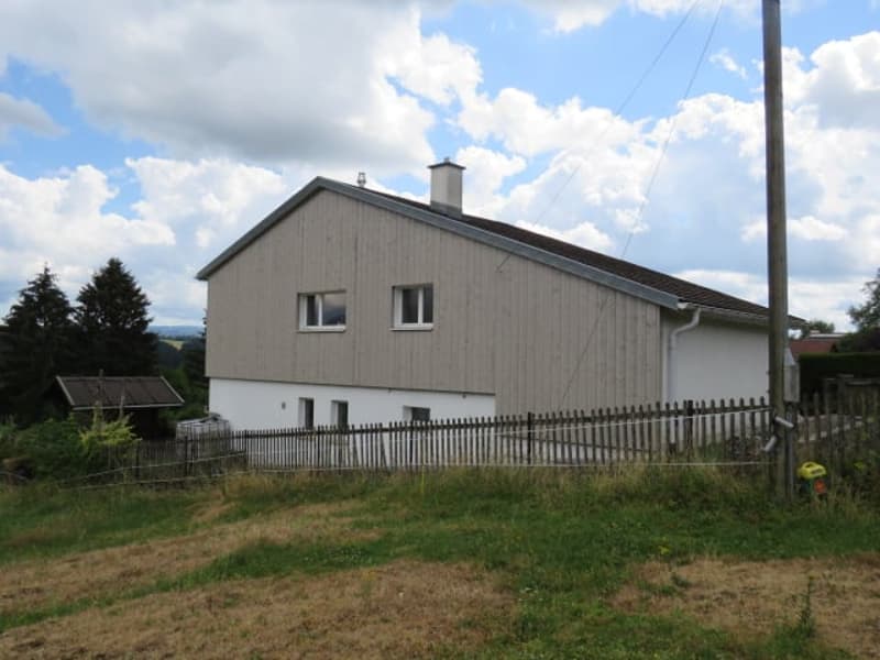 Family house located in a very quiet residential area with a beautiful view of the Chasseral (9)