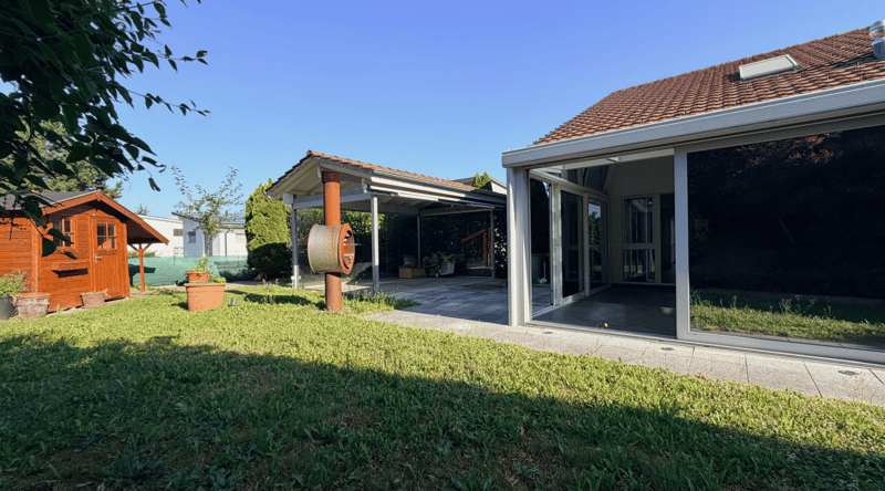 Garten mit Gartenhaus, gedecktem Sitzplatz und Grillstelle
