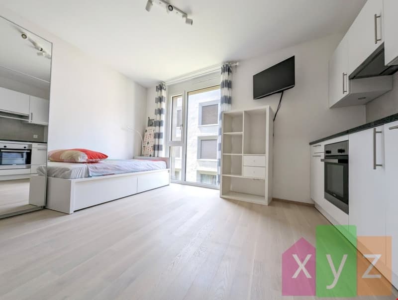 Studio partiellement meublé: un lit, une armoire à porte coulissante, une étagère ainsi qu''une télévision sont mises à disposition