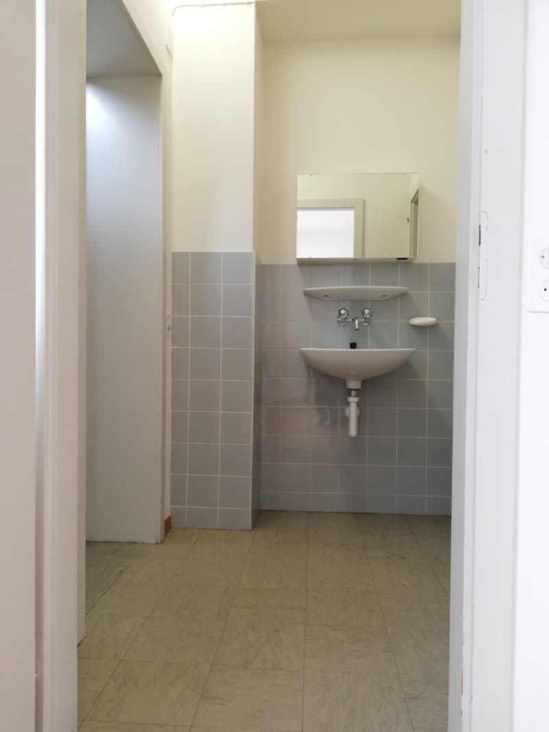 Nasszelle mit Waschbecken