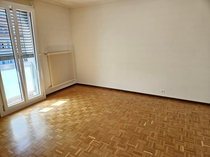 empty room, white walls, parquet floor, sliding door, window, heater
