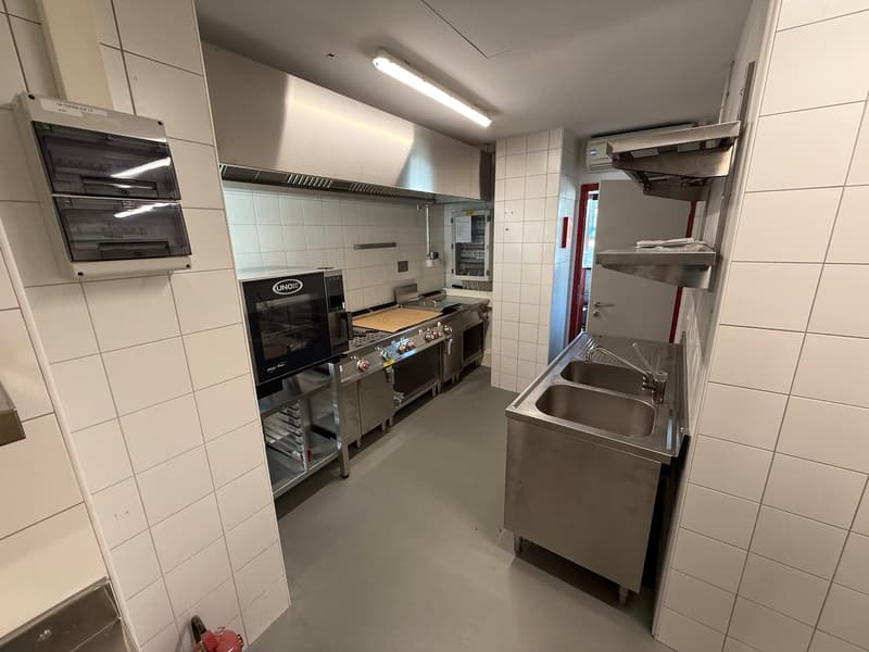 Mendrisio affittiamo ampio stabile commerciale/artigianale con ristorante (11)