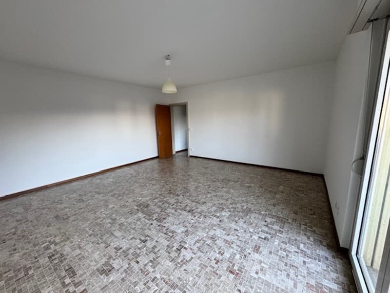 Chiasso - affittasi 1.5 al sesto piano (2)