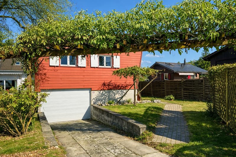Zufahrt zur mit Garagenrampe