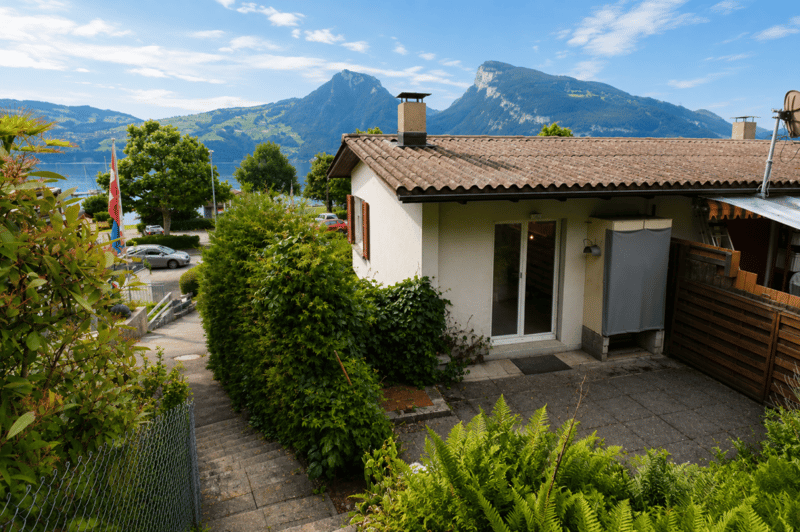 LARGE REAL ESTATE - 2.5-room holiday cottage with lake view in Faulensee (1)