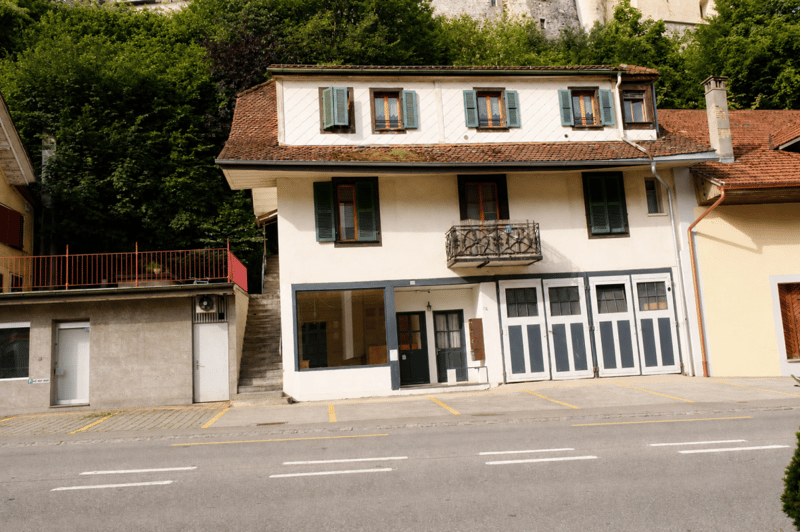 LARGE REAL ESTATE - Residential building with studio and storage with development potential on Burgstrasse in Thun (1)