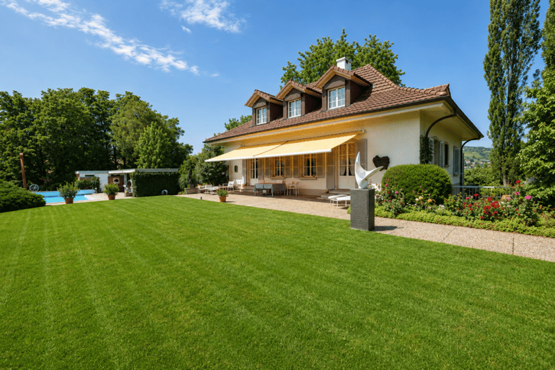 GROSSEN IMMOBILIEN - Charmante Villa mit Pool, grossem Parkgrundstück und unverbaubarer Aussicht (2)