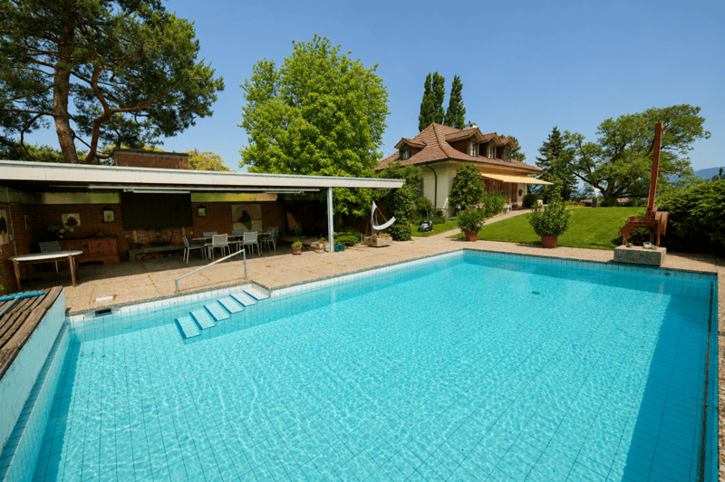 GROSSEN IMMOBILIEN - Charmante Villa mit Pool, grossem Parkgrundstück und unverbaubarer Aussicht (3)
