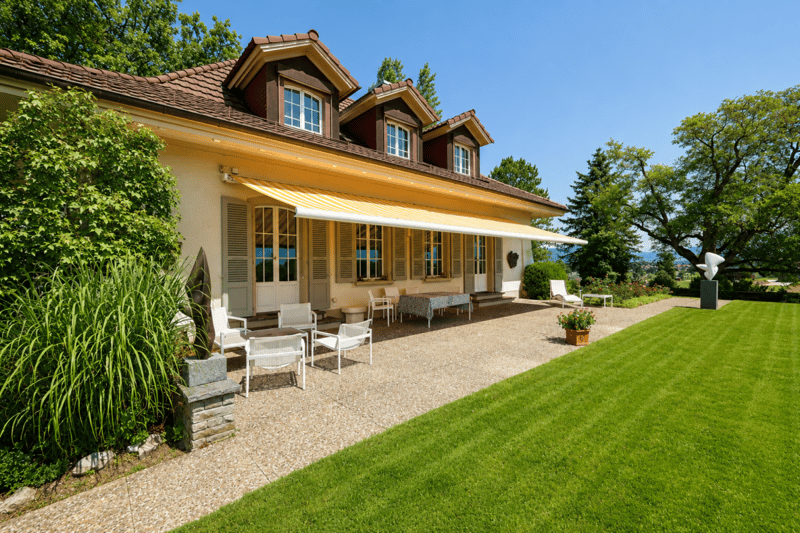 GROSSEN IMMOBILIEN - Charmante Villa mit Pool, grossem Parkgrundstück und unverbaubarer Aussicht (1)