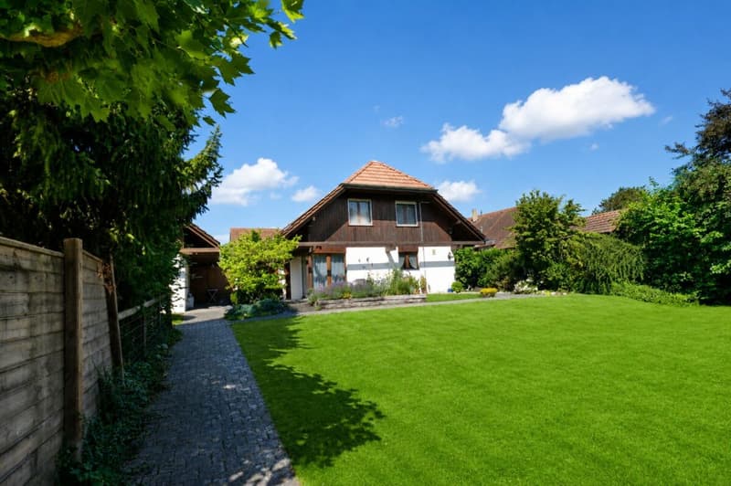 GROSSEN IMMOBILIEN - Charmantes 5-Zimmer-Einfamilienhaus mit gepflegtem Garten (2)