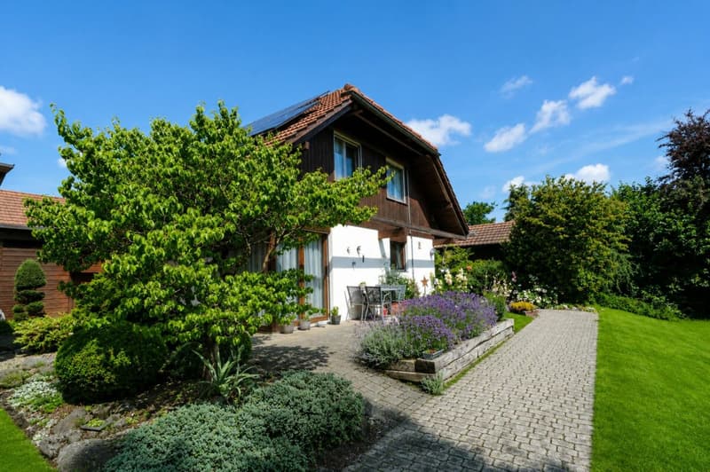 GROSSEN IMMOBILIEN - Charmantes 5-Zimmer-Einfamilienhaus mit gepflegtem Garten (1)