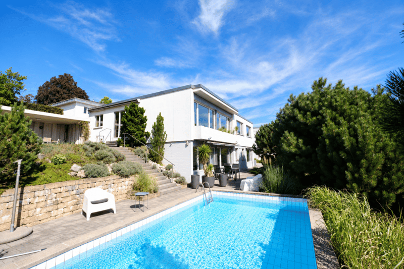 GROSSEN IMMOBILIEN - Freistehendes Ein- bis Zweifamilienhaus mit Pool in Ittigen (1)