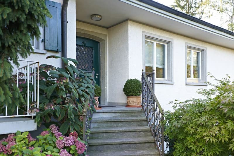 GROSSEN IMMOBILIEN - Villa mit drei Wohneinheiten und grossem Entwicklungspotenzial (3)