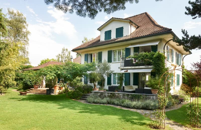 GROSSEN IMMOBILIEN - Villa mit drei Wohneinheiten und grossem Entwicklungspotenzial (1)