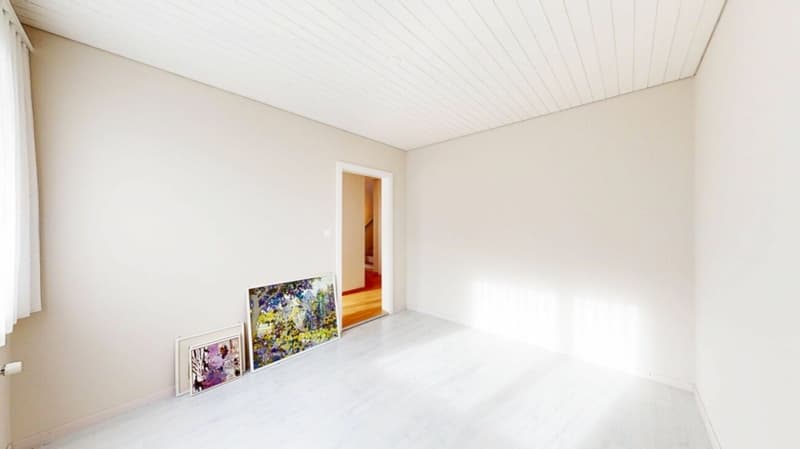 Detached home with plenty of space around the house (6)