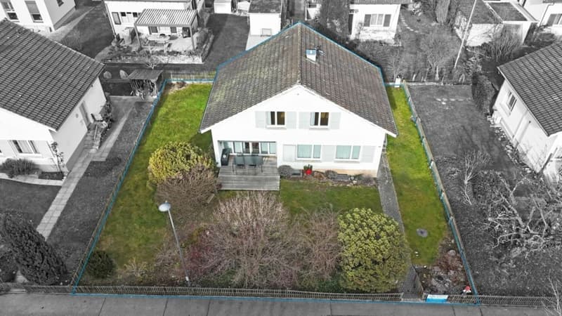 Detached home with plenty of space around the house (15)
